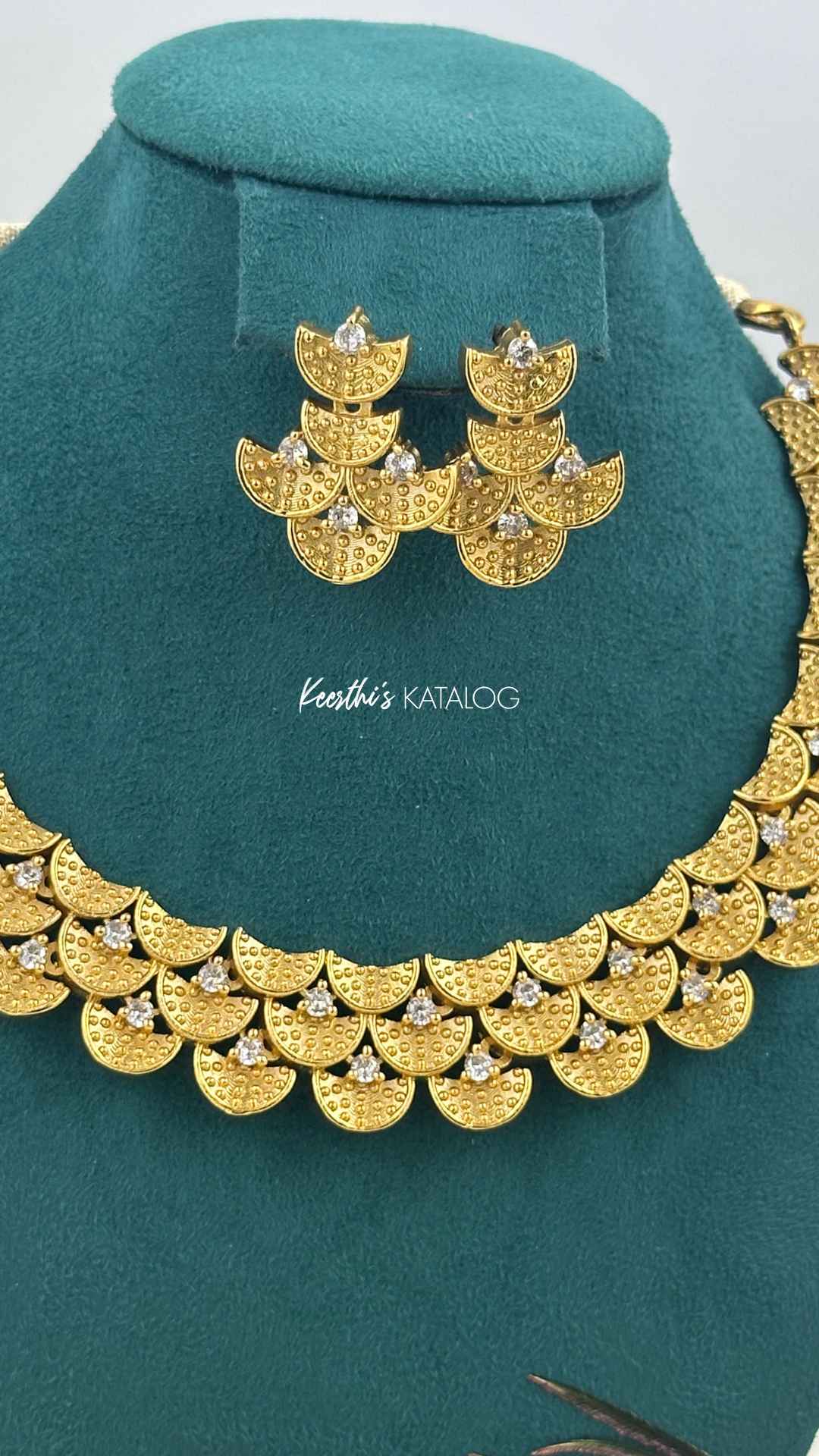 KN1230 - The Fan Necklace