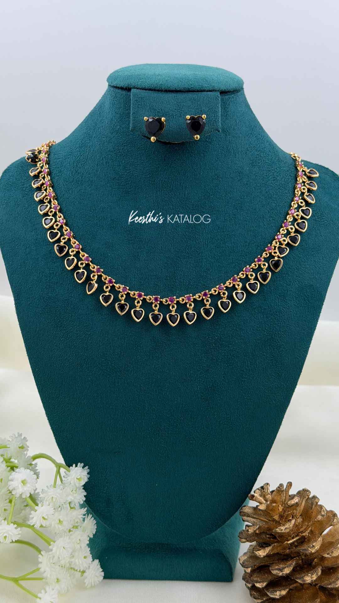 KG1062 - Noir Heart Garland