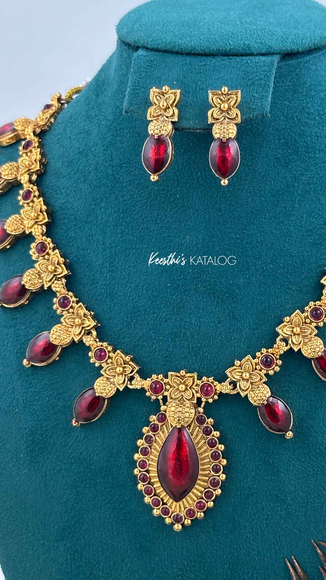 KN1242 - Chuvanna Pushpam Maala